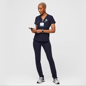 FIGS SET Catarina™ One-Pocket Scrub Top and Zamora™ Jogger Scrub Pants.